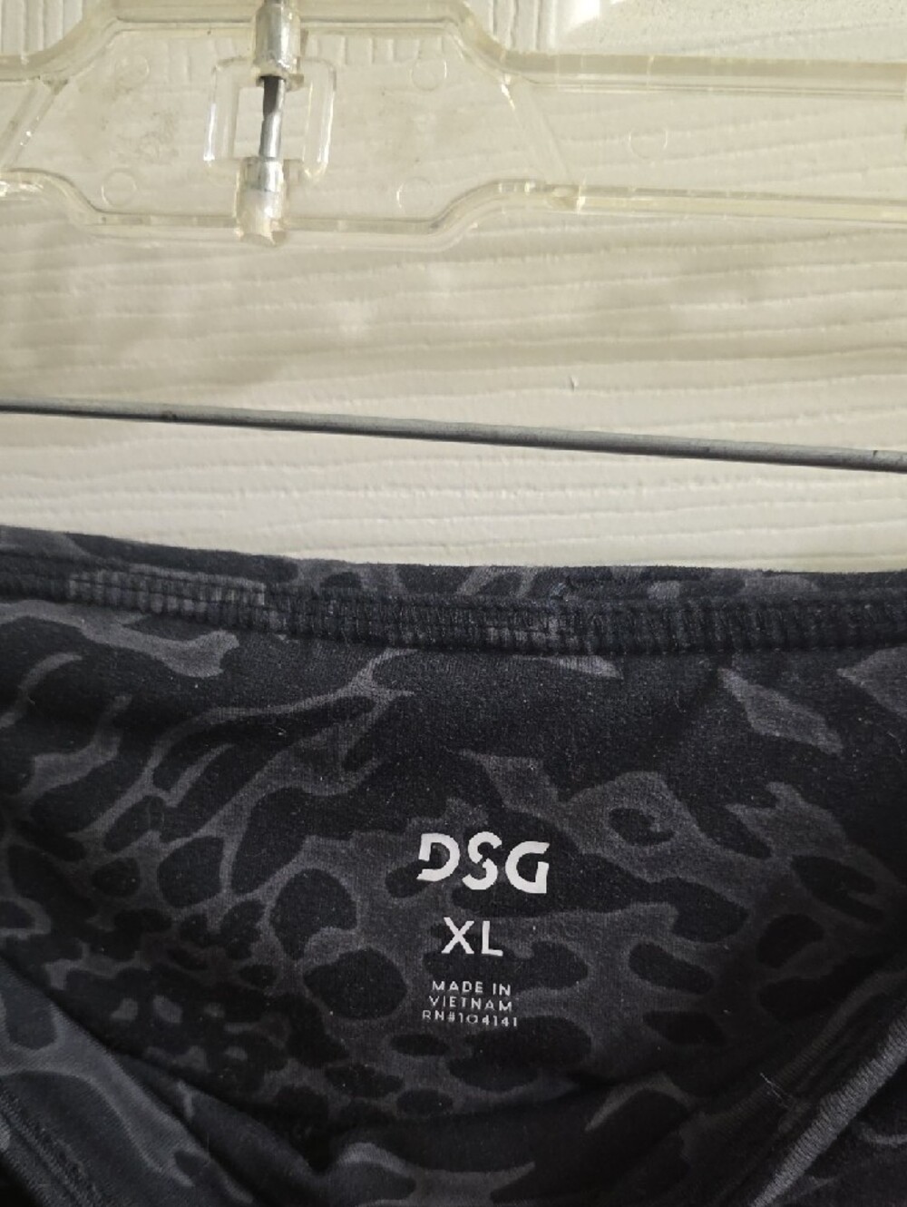 DSG Charcoal & Heather Gray Animal-Print Cropped Leggings Size XL - Picture 3 of 5